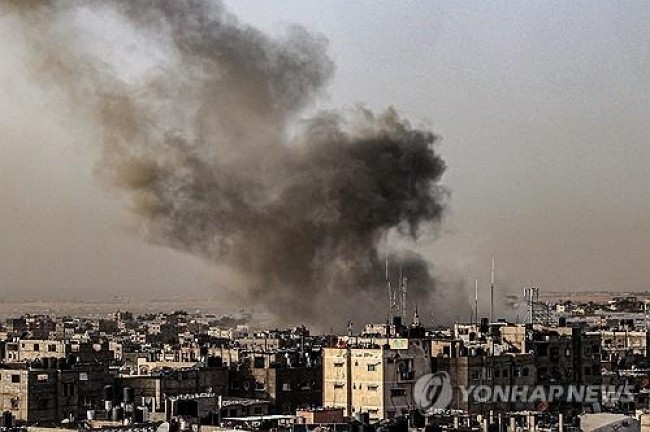 가자지구 공습으로 피어오르는 연기