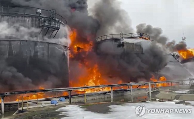 지난 1월 19일 러시아 브랸스크 지역 유류창고가 우크라이나군 공습을 받아 불이 난 모습