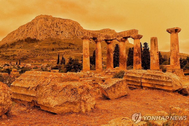 주황색으로 변한 그리스 아폴로 신전