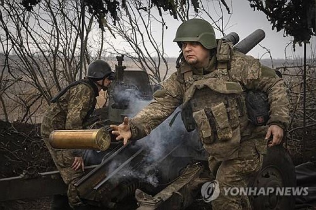 우크라이나군이 곡사포를 쏘는 모습