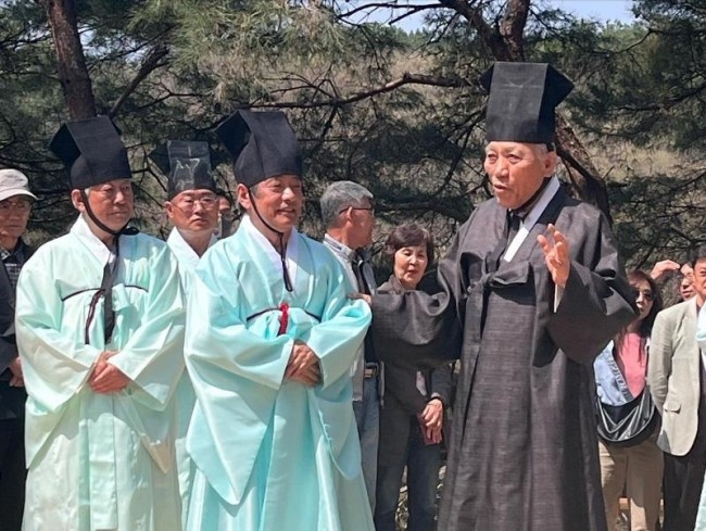 다산 묘제에서 발언하는 박석무 다산연구소 이사장 (오른쪽) 