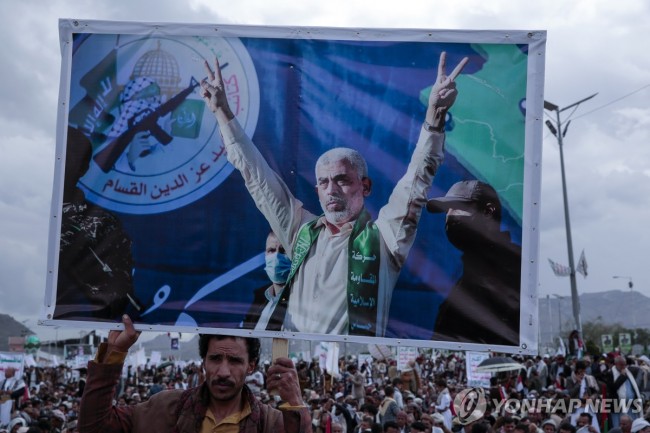 야히야 신와르의 사진을 들고 행진하는 예멘 후티 반군