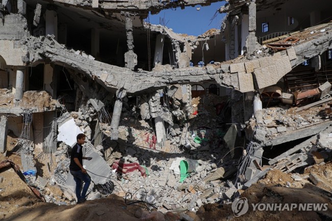 이스라엘 공습으로 무너진 가자지구 건물