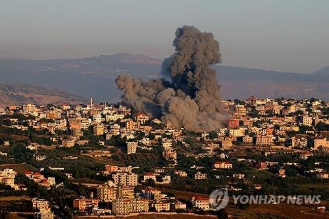 이스라엘 공습으로 연기 피어오르는 레바논 남부의 마을