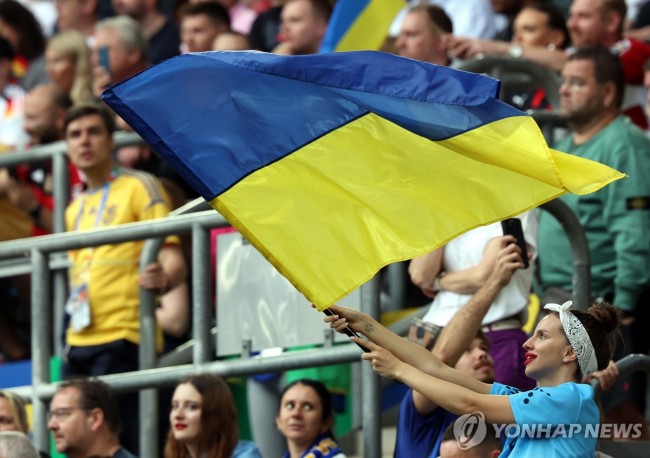 국기 흔드는 우크라이나 팬
