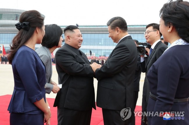 시진핑 국가주석 맞이하는 김정은 위원장