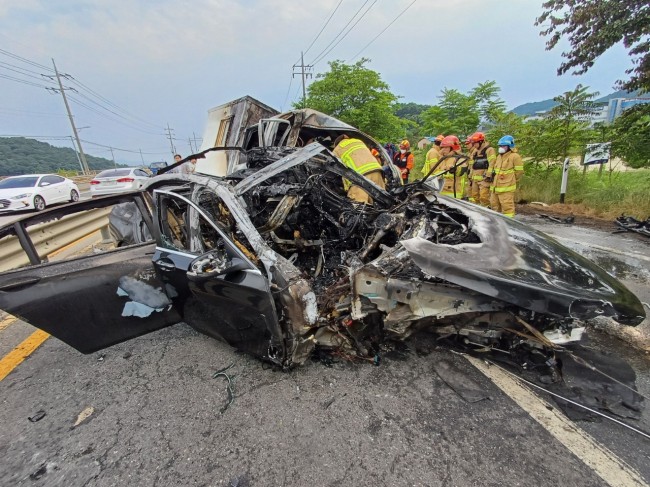 홍성 광천읍 21번 국도 차량 충돌 후 화재…3명 사망