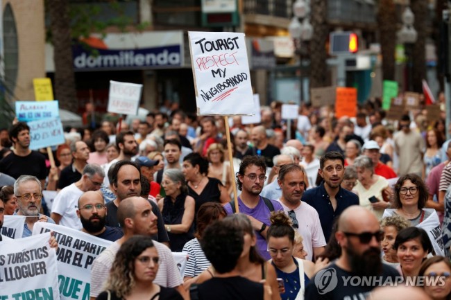 13일 과잉 관광에 항의중인 스페인 알리칸테 시위대