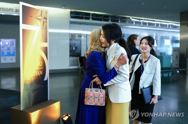 김건희 여사, 나토 배우자 프로그램에서 질 바이든 여사와 인사