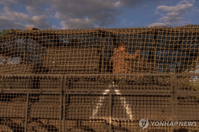 수미 지역에서 장갑차를 탄 채 이동 중인 우크라이나 병사의 모습