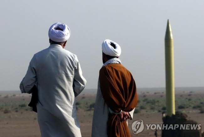 탄도 미사일 바라보는 이란 성직자들