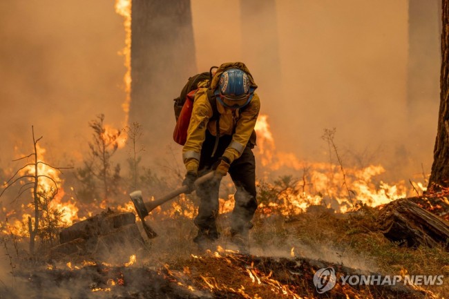 미국 캘리포니아에서 '파크 파이어' 산불 진압 중인 소방관