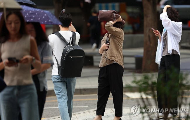 갑작스런 소나기, 우산 준비 못한 시민들