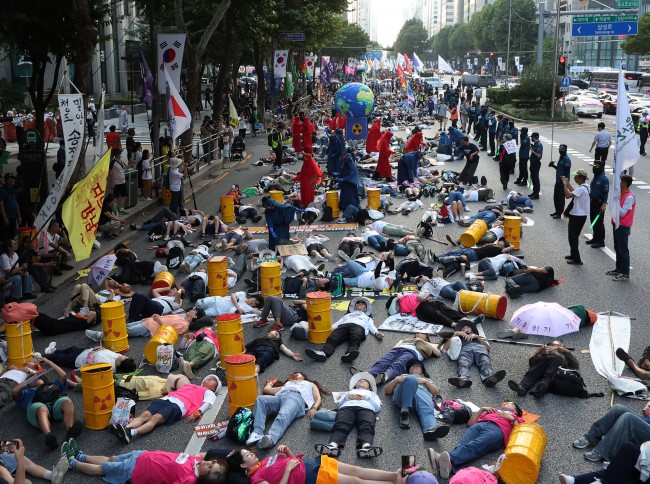 강남 한복판 다이인 퍼포먼스