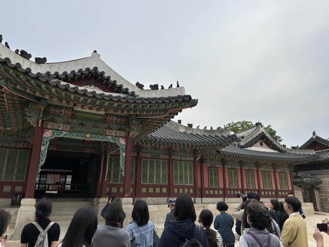 설명을 듣는 관람객들 