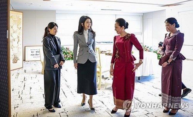 캄보디아 총리 배우자와 대화하는 김건희 여사