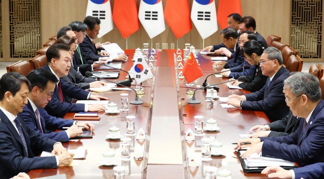 리창 중국 총리와 회담에서 발언하는 윤석열 대통령