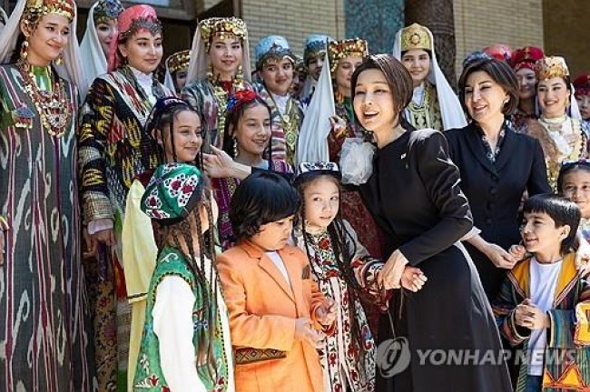 김건희 여사, 문화 프로그램 참가 어린이와 인사