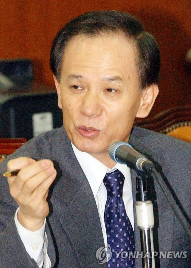 2003년 2월 국회에서 질의하는 김홍신 의원