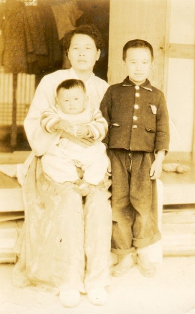 어머니, 여동생과 함께한 어린 시절 김홍신