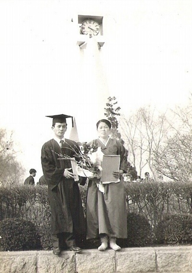 대학 졸업식에서 김홍신과 어머니