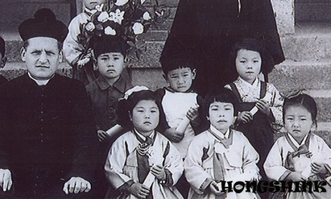유치원 졸업식 때 김홍신(뒷줄 가운데 남자아이, 맨 왼쪽은 프랑스 신부님)