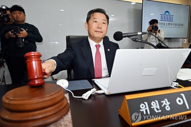 의사봉 두드리는 이철규 위원장