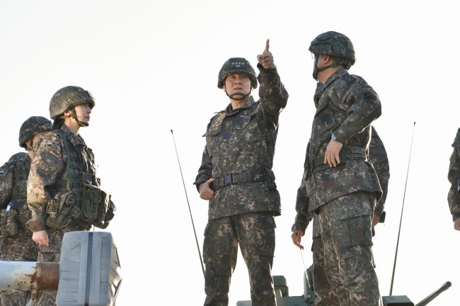 방공작전진지 찾은 김명수 합참의장