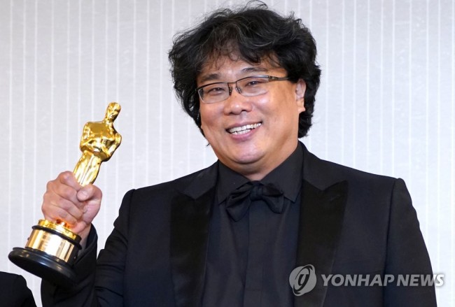 오스카상 트로피 든 봉준호 감독