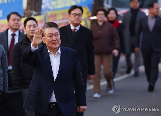 구치소 나서며 인사하는 윤 대통령