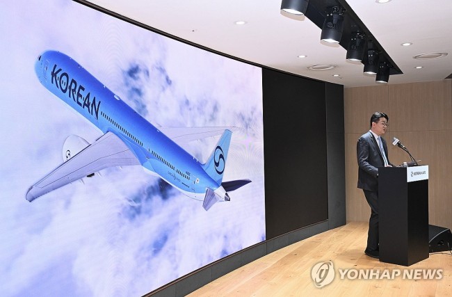 취재진 질문에 답하는 조원태 한진그룹 회장