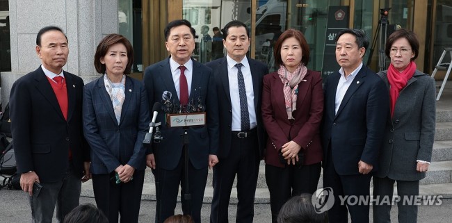 한덕수 총리 탄핵심판 기각 관련 입장 발표하는 국민의힘 의원들