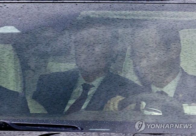 서울중앙지법 들어서는 윤석열 전 대통령