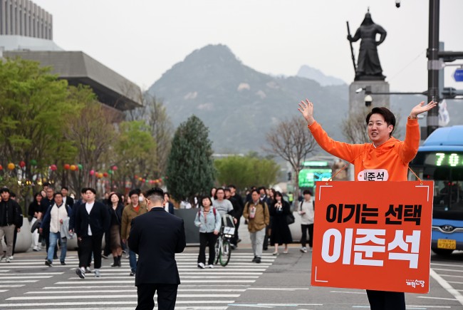 이준석 ‘광화문 광장에서 퇴근길 인사’