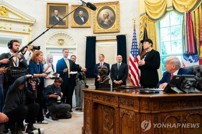 30일 기자회견하는 트럼프 대통령과 일론 머스크
