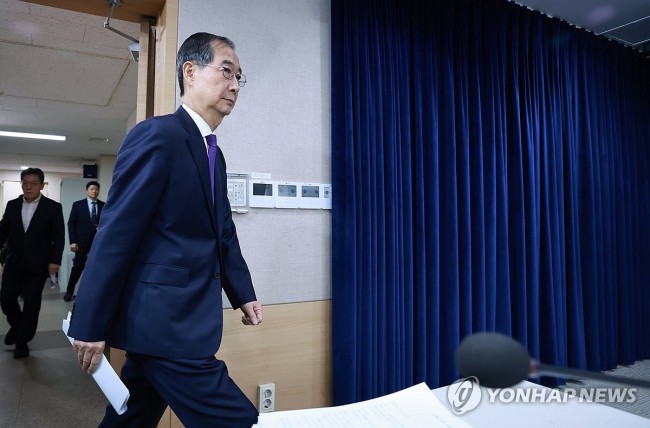 대국민담화 위해 브리핑실 입장하는 한덕수 권한대행