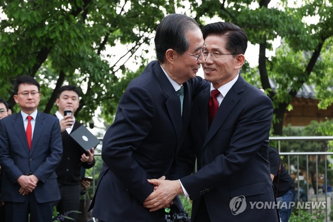 포옹하는 김문수-한덕수