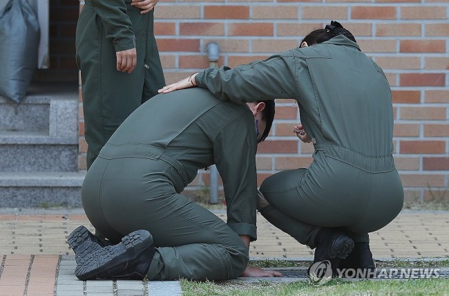 동료 잃고 오열하는 해군