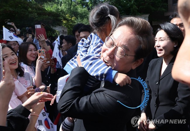 이재명 대통령, 어린이와 함께