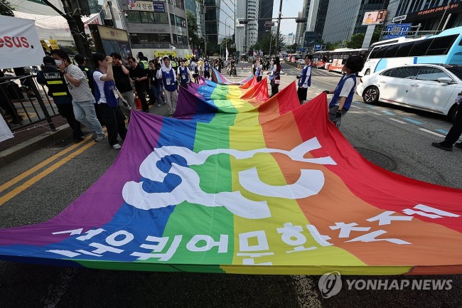 무지개로 물든 퀴어퍼레이드