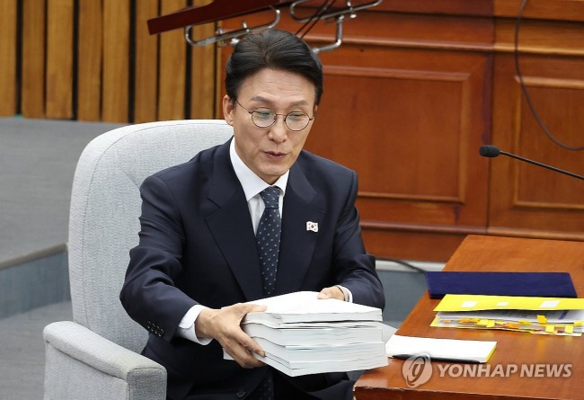 자료 정리하는 김민석 총리 후보자