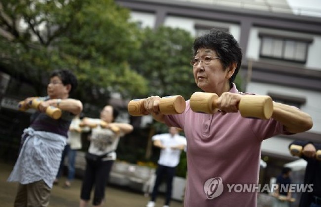 운동하는 일본 노인들