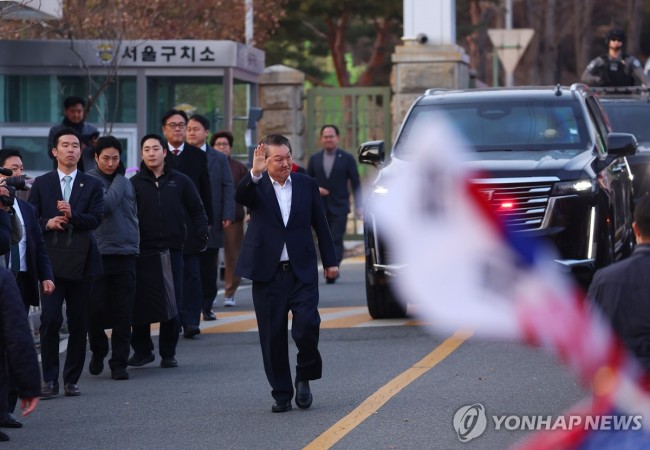 서울구치소 나서며 인사하는 윤 전 대통령