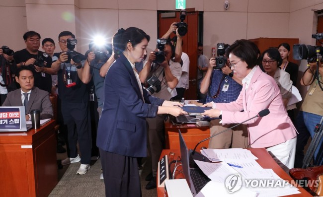 선서문 전달하는 강선우 여가부 장관 후보자