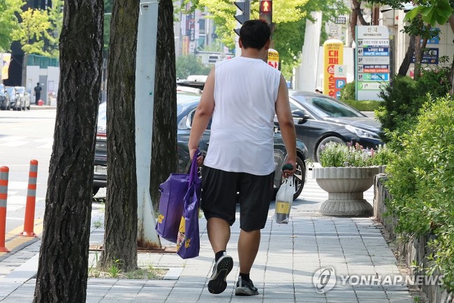 폭염경보 속 일하는 도보 배달 노동자
