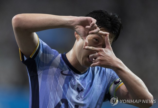 '찰칵 세리머니'를 펼치는 손흥민