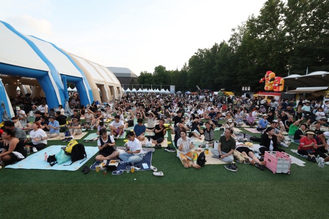 제3회 노원수제맥주축제를 즐기는 방문객들
