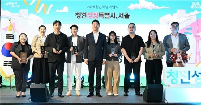 '서울시 청년상' 수상자들과 기념촬영 하는 오세훈 시장