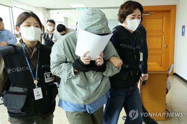 얼굴 가리는 캄보디아 송환 피의자