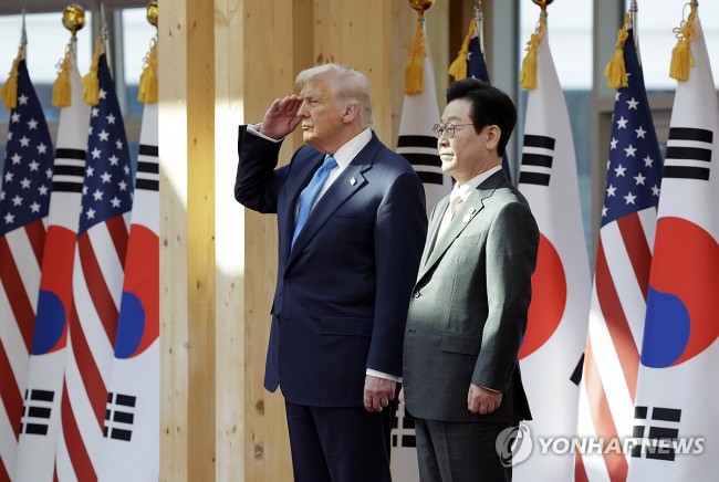 거수 경례하는 트럼프 대통령